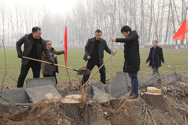博農(nóng)集團(tuán)領(lǐng)導(dǎo)、基層黨政負(fù)責(zé)人等同志積極參加植樹活動